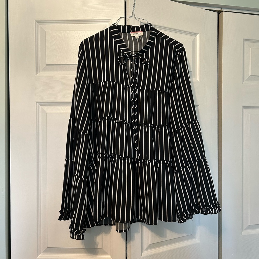 ANDREE BY UNIT Black and White Striped Tie-Neck Tiered Blouse